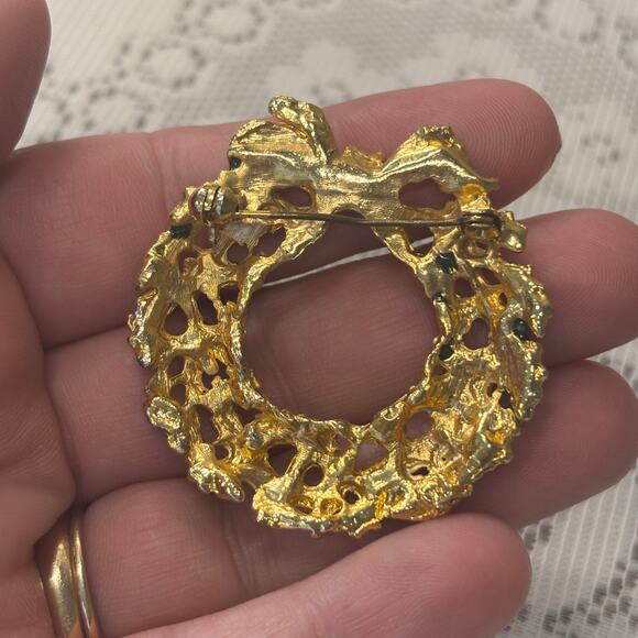 Vintage Brooch Costume Jewelry Christmas Enamel Wreath Pin Gold with Red Ruby - Picture 4 of 7